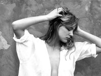 Nora Arnezeder